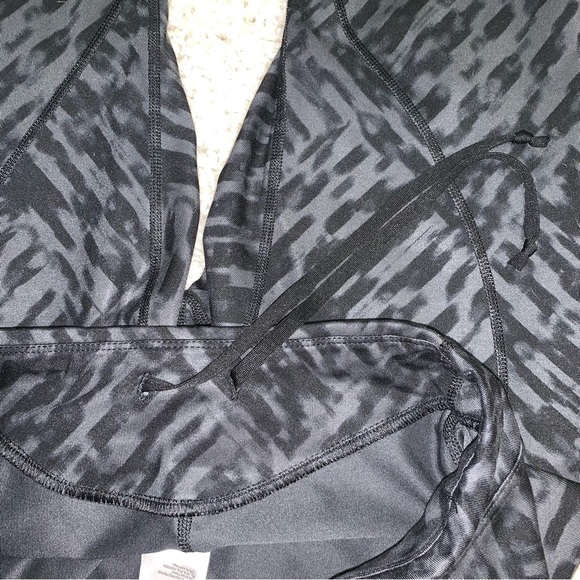 The North Face Crop Leggings Women’s Size M Black Grey Capri Tight Running Pant - Picture 8 of 9